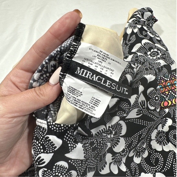 NWT Miraclesuit‎ [ 16 US ] Delta Dawn Sojourn One Piece Swimsuit Black White - Picture 12 of 13